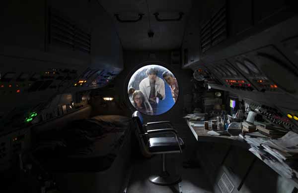 图05：宇宙人好奇探索太空舱。（相信音乐提供）.jpg